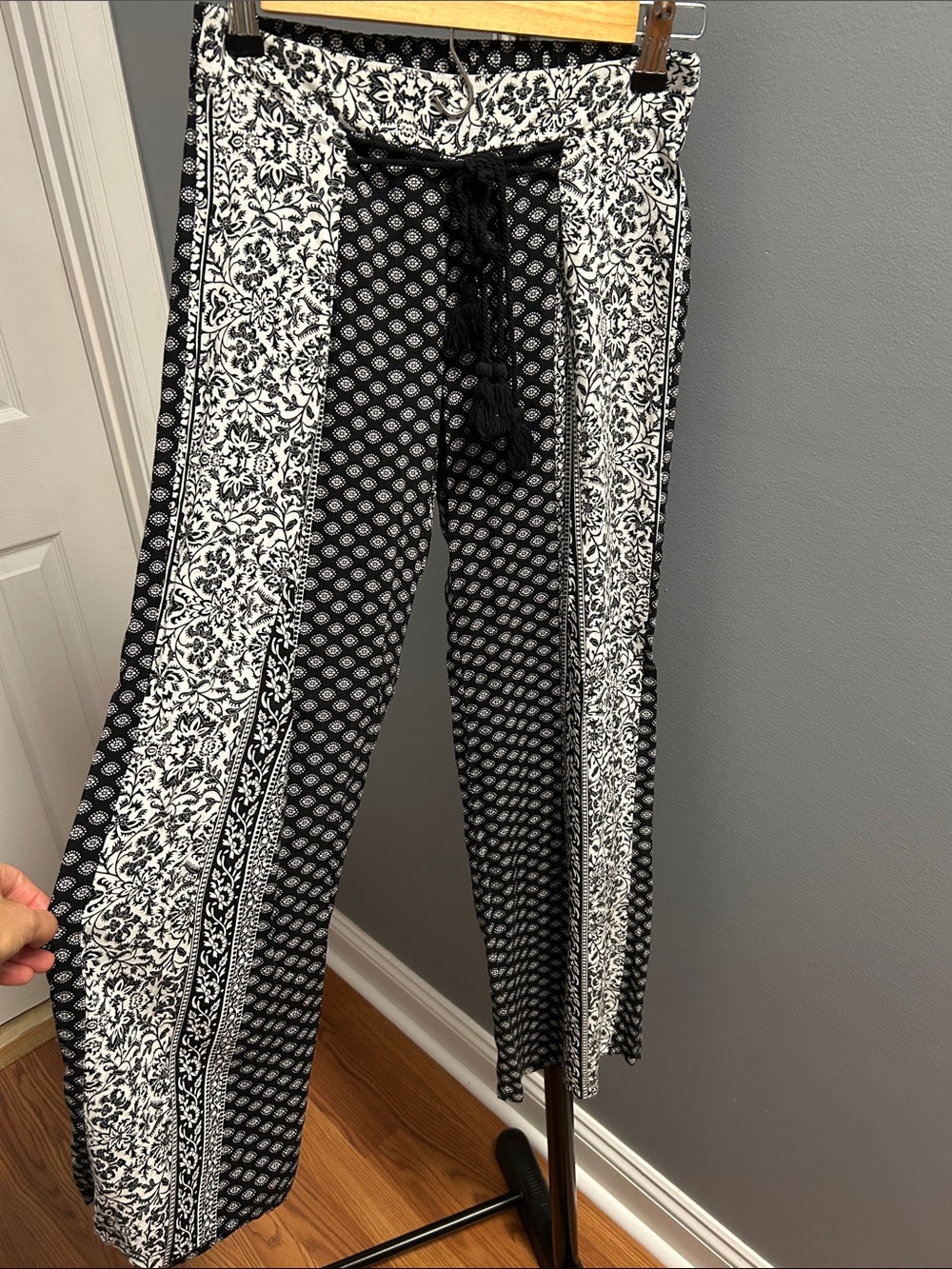 Black & White Patterned Wide-Leg Drawstring Pants-XS, Short